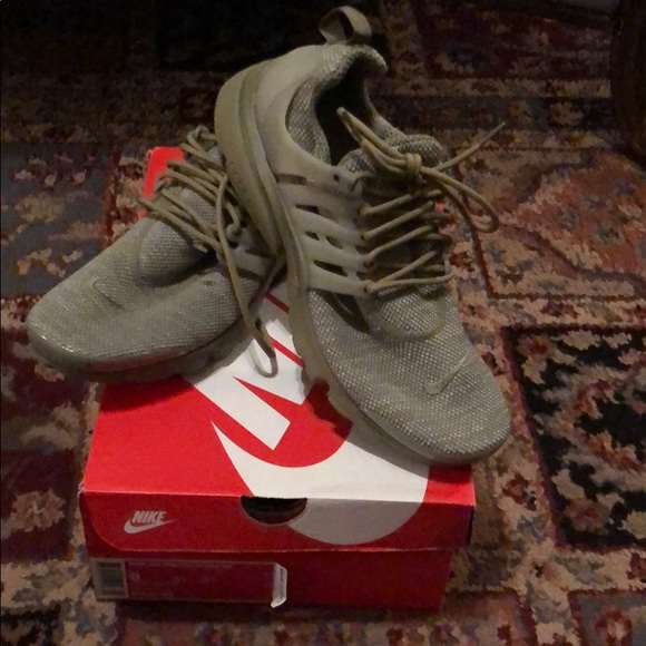 Nike Shoes - Women Nike prestos size 9